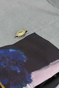 Bird Noticer Pin on fabric, DSC4339