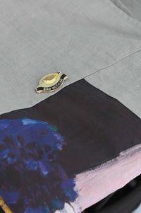 Bird Noticer Pin on fabric, DSC4339