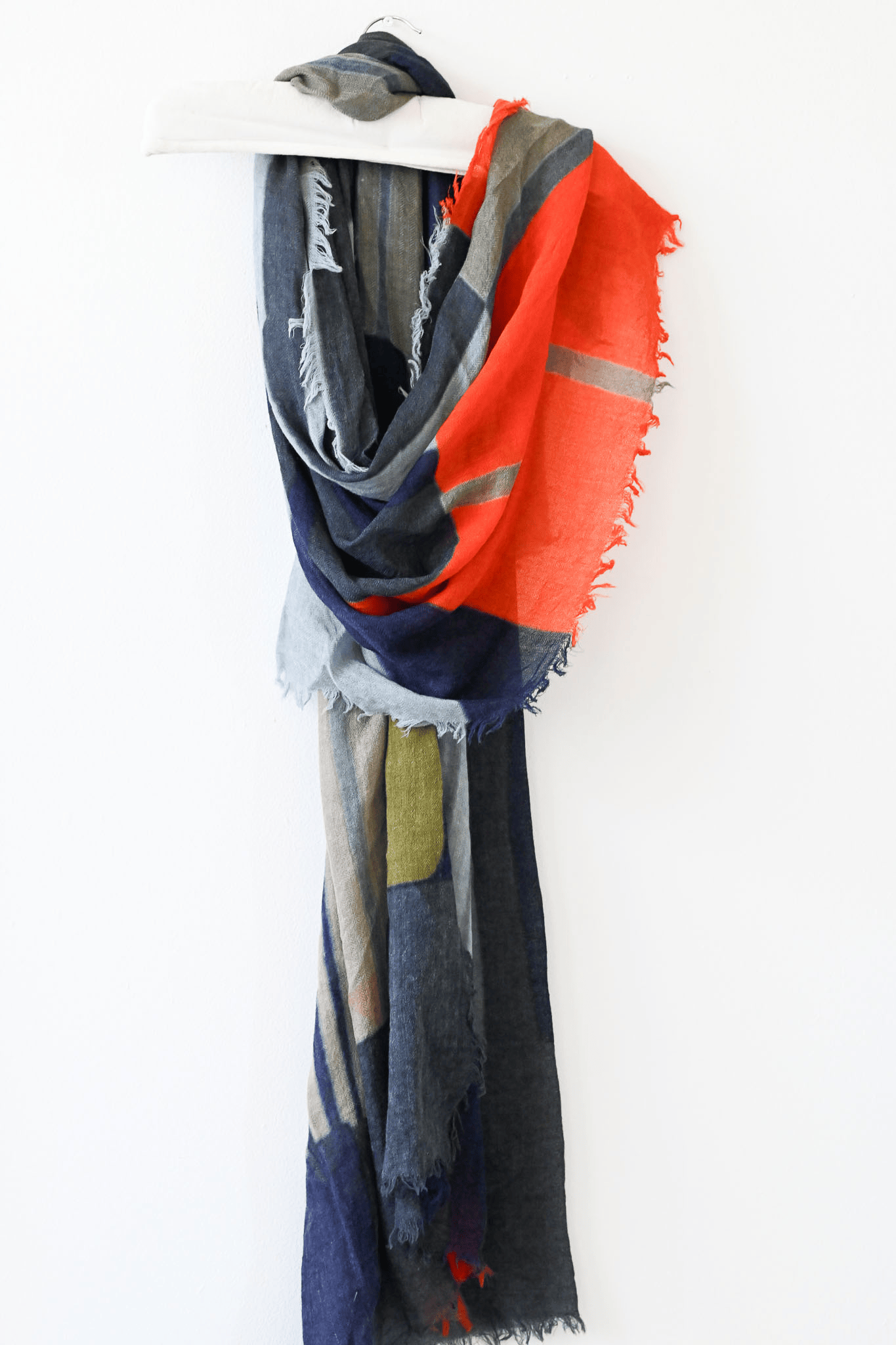 Elva Scarf Graphic Black/Red/Grey