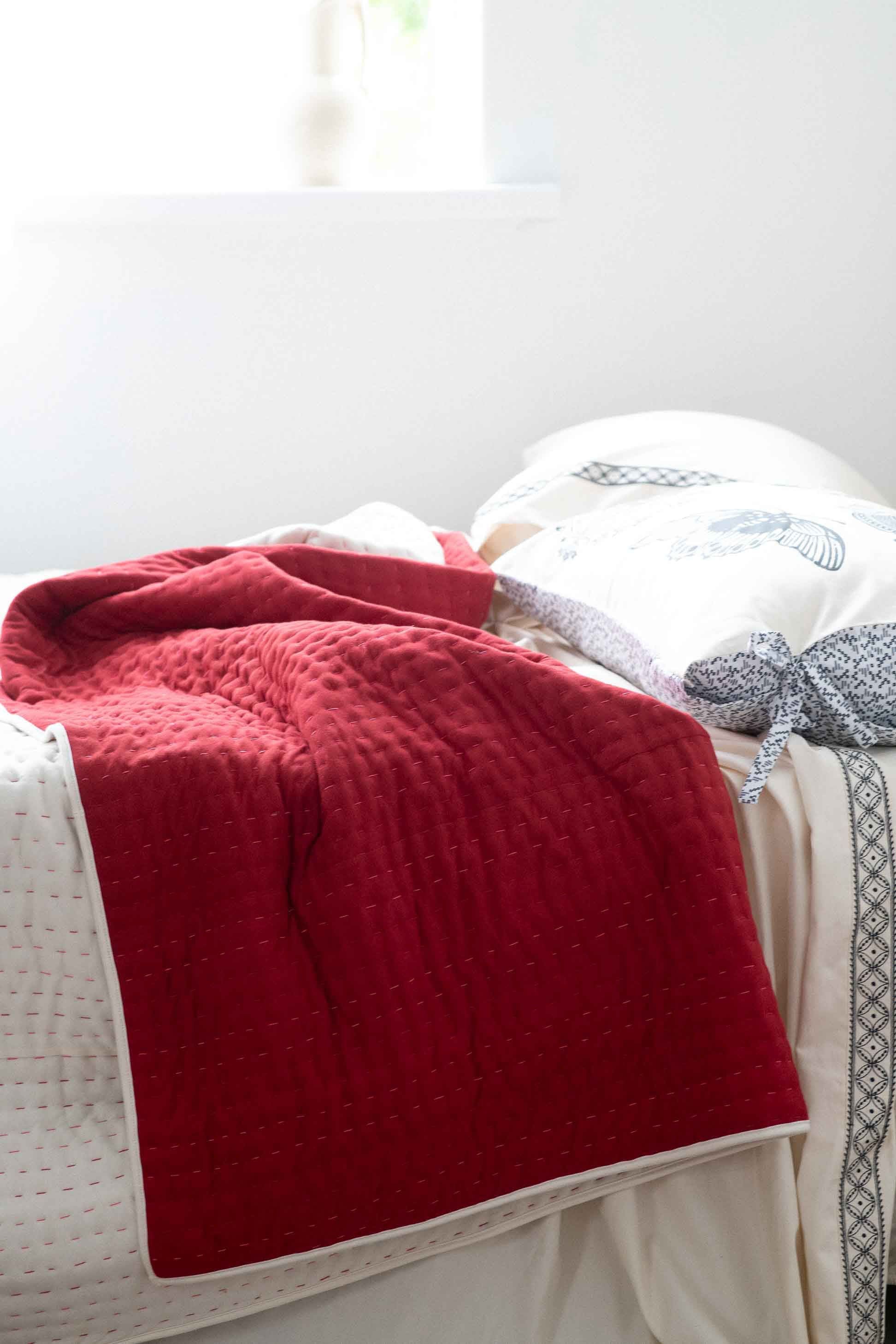 Red quilted blanket on bed, DSC0285_1