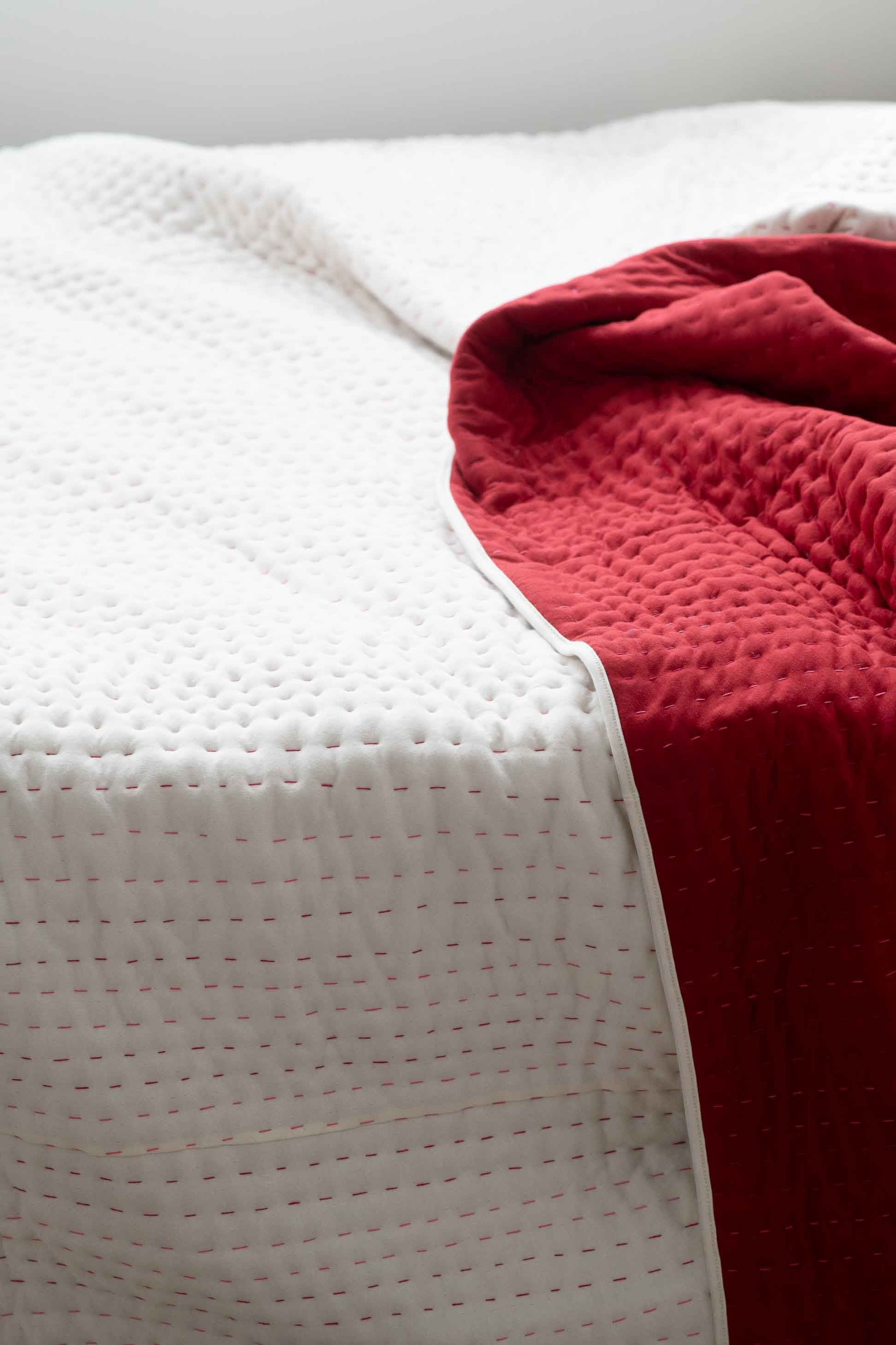 White and red quilted bedding, DSC0293_1