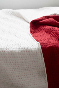 White and red quilted bedding, DSC0293_1