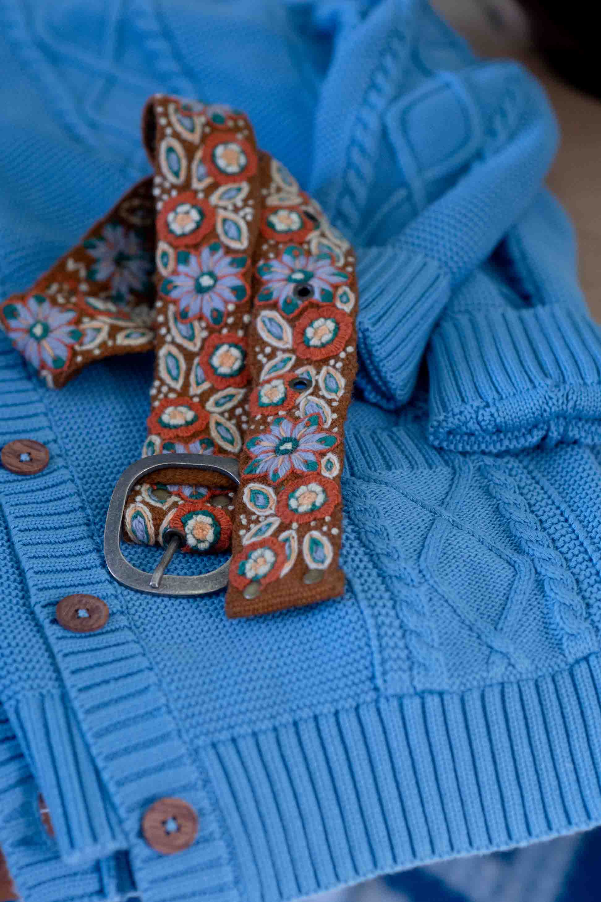 Blue cardigan with floral belt - DSC5067