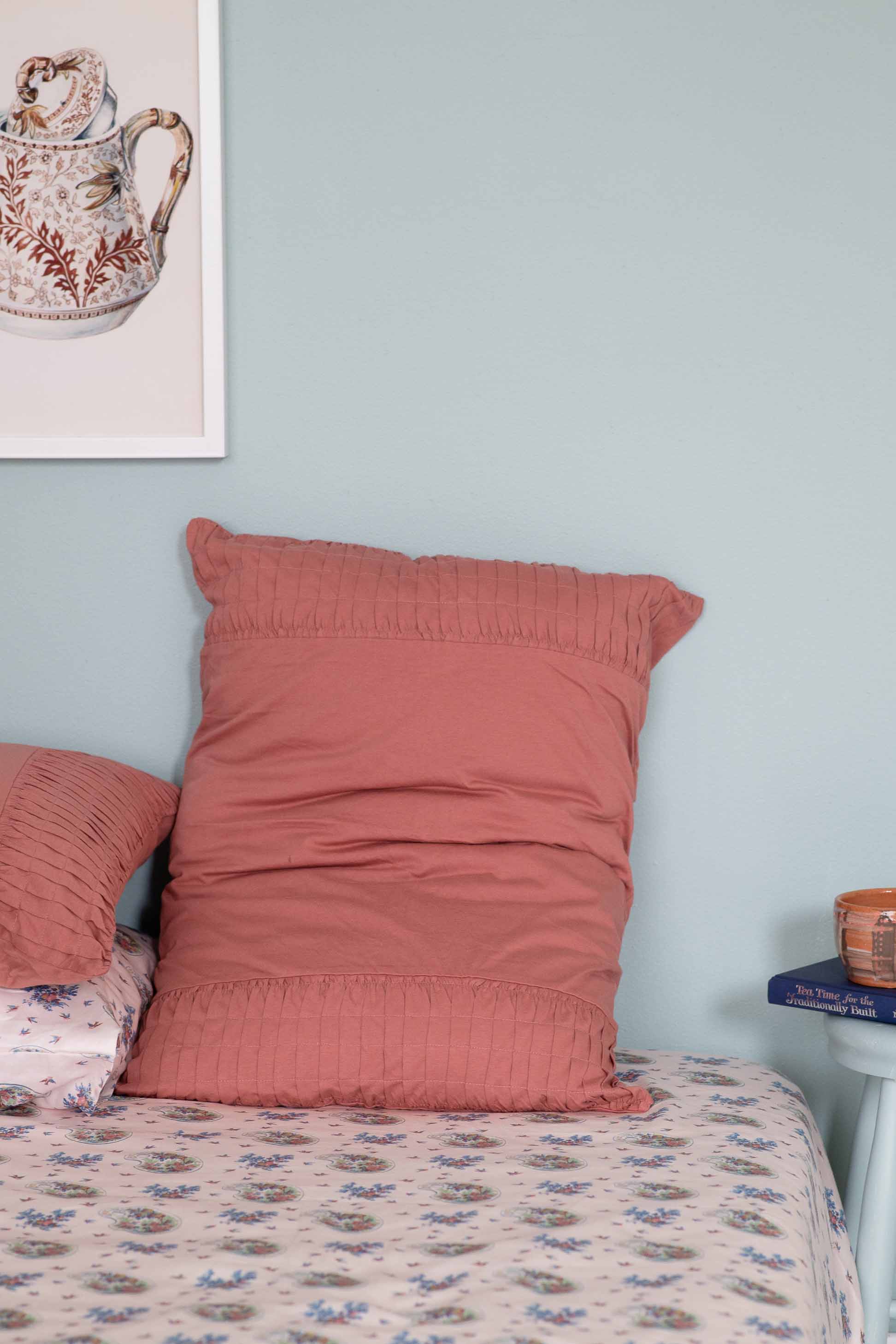 Pink pillow on bed, DSC9569