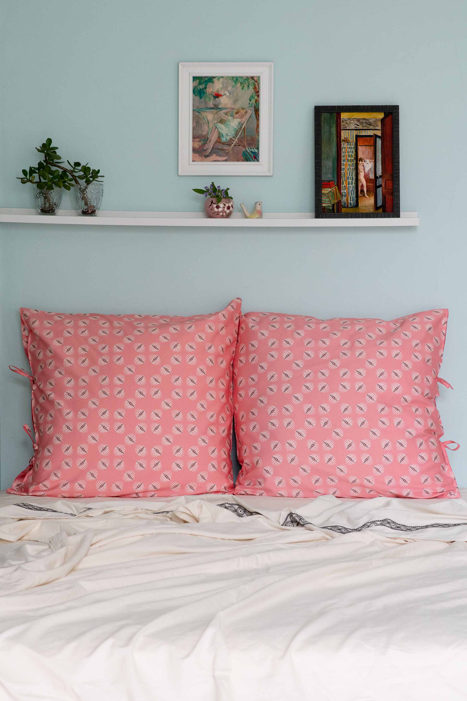 Pink pillows on bed, FlutterEuro_DSC2959