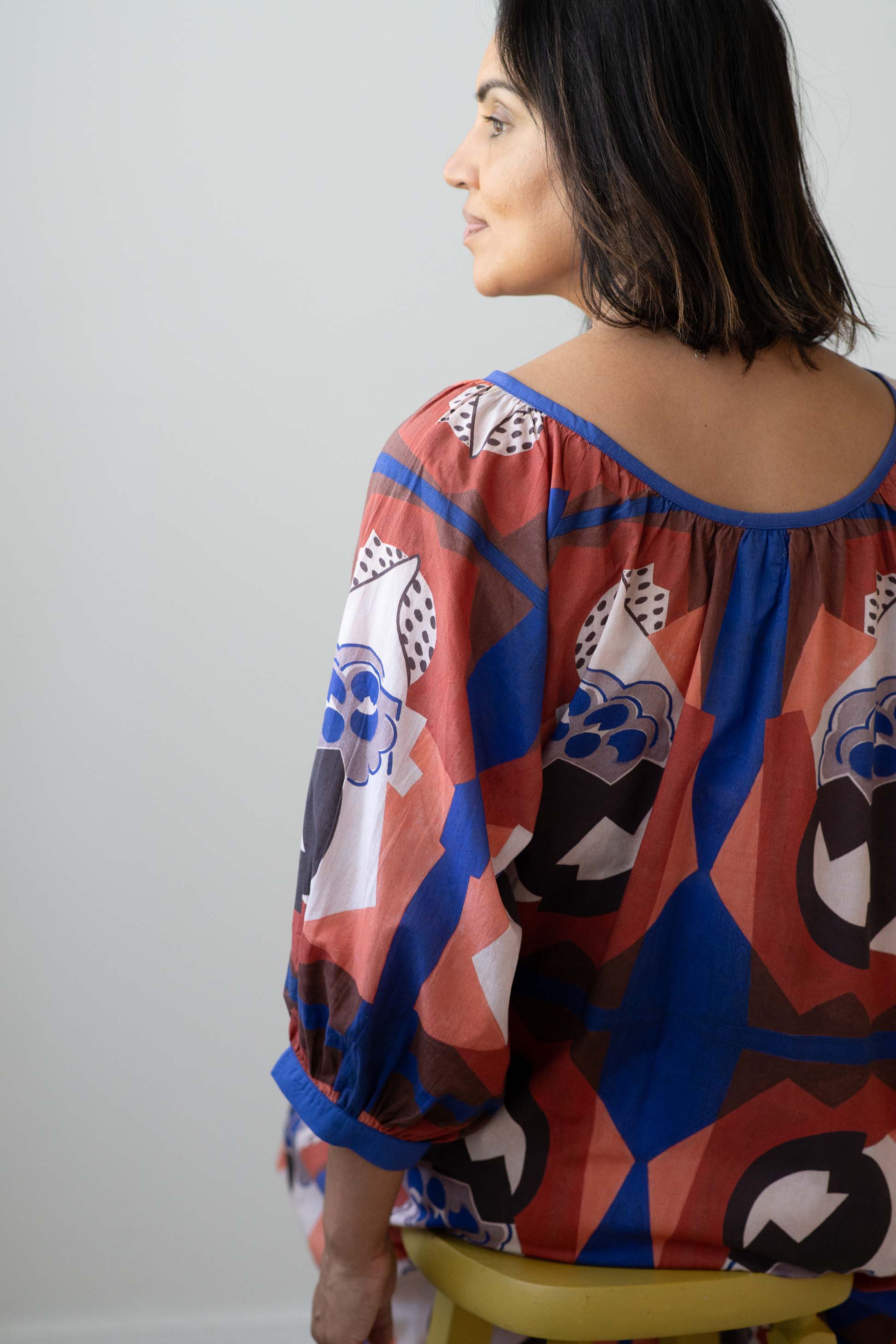 Hetti Composition patterned top on a woman