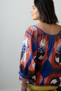 Hetti Composition patterned top on a woman