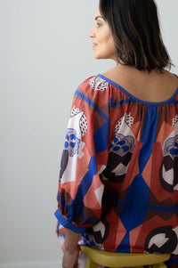 Hetti Composition patterned top on a woman