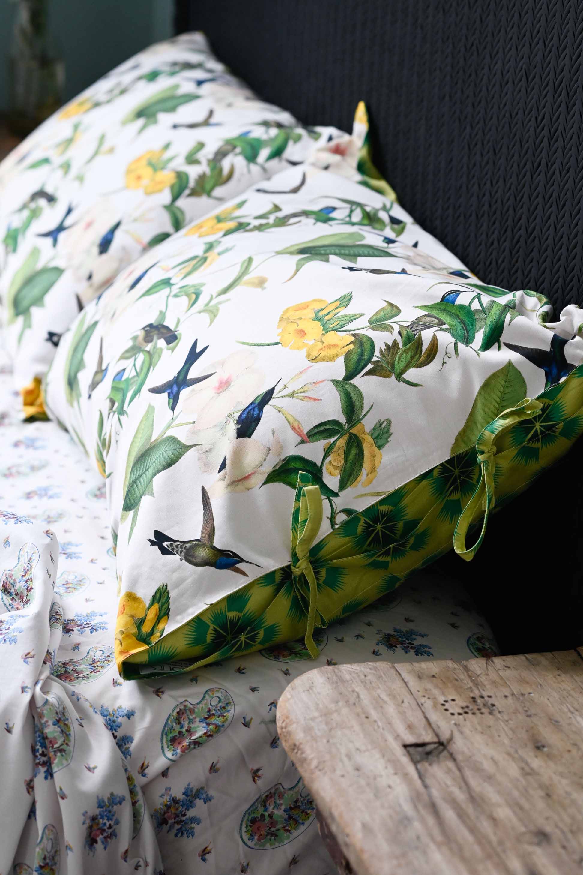 Hummingbird pillowcase set with floral pattern