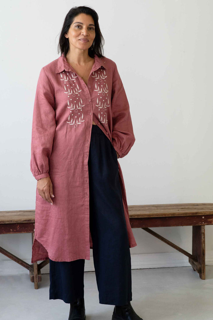 Woman in IvyDressRosewoodTessaDarkNavy dress and navy pants.