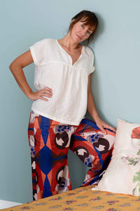 Woman in Julia Top & Ollie pants, DSC1294