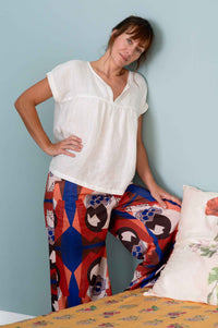 Woman in Julia Top & Ollie pants, DSC1294