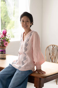 Simona in Ollie top and denim pants smiling, DSC1817