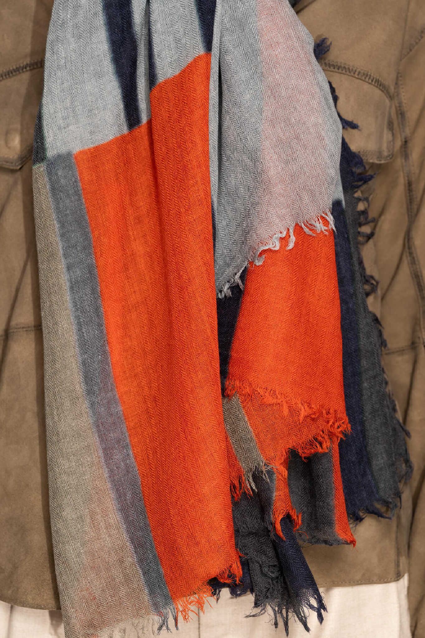 Elva Scarf Graphic Black/Red/Grey