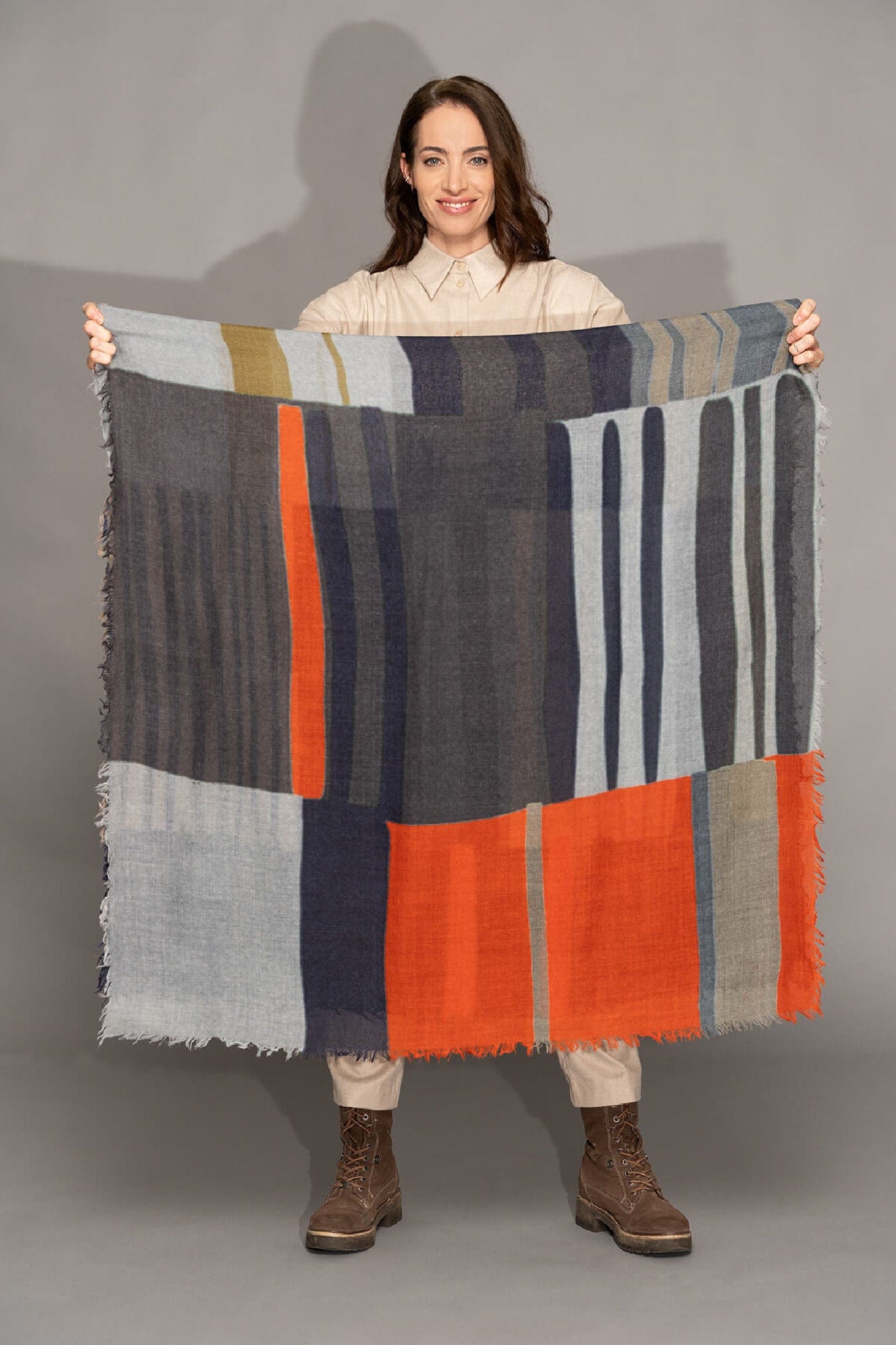 Elva Scarf Graphic Black/Red/Grey